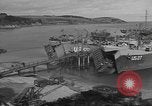 Image US Army véhicules étant chargé sur LSTs avant le jour J Falmouth Angleterre, 1944, de la seconde 7 séquences d'archives historiques vidéo 65675060406