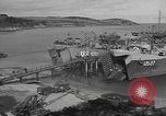 Image US Army véhicules étant chargé sur LSTs avant le jour J Falmouth Angleterre, 1944, de la seconde 10 séquences d'archives historiques vidéo 65675060406