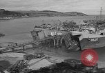 Image US Army véhicules étant chargé sur LSTs avant le jour J Falmouth Angleterre, 1944, de la seconde 11 séquences d'archives historiques vidéo 65675060406