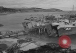 Image US Army véhicules étant chargé sur LSTs avant le jour J Falmouth Angleterre, 1944, de la seconde 12 séquences d'archives historiques vidéo 65675060406