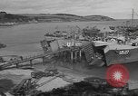 Image US Army véhicules étant chargé sur LSTs avant le jour J Falmouth Angleterre, 1944, de la seconde 13 séquences d'archives historiques vidéo 65675060406