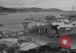 Image US Army véhicules étant chargé sur LSTs avant le jour J Falmouth Angleterre, 1944, de la seconde 14 séquences d'archives historiques vidéo 65675060406