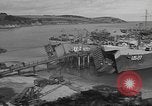 Image US Army véhicules étant chargé sur LSTs avant le jour J Falmouth Angleterre, 1944, de la seconde 15 séquences d'archives historiques vidéo 65675060406