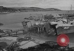 Image US Army véhicules étant chargé sur LSTs avant le jour J Falmouth Angleterre, 1944, de la seconde 16 séquences d'archives historiques vidéo 65675060406
