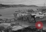 Image US Army véhicules étant chargé sur LSTs avant le jour J Falmouth Angleterre, 1944, de la seconde 17 séquences d'archives historiques vidéo 65675060406