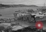 Image US Army véhicules étant chargé sur LSTs avant le jour J Falmouth Angleterre, 1944, de la seconde 19 séquences d'archives historiques vidéo 65675060406
