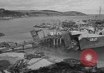 Image US Army véhicules étant chargé sur LSTs avant le jour J Falmouth Angleterre, 1944, de la seconde 20 séquences d'archives historiques vidéo 65675060406