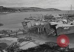 Image US Army véhicules étant chargé sur LSTs avant le jour J Falmouth Angleterre, 1944, de la seconde 21 séquences d'archives historiques vidéo 65675060406