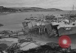 Image US Army véhicules étant chargé sur LSTs avant le jour J Falmouth Angleterre, 1944, de la seconde 22 séquences d'archives historiques vidéo 65675060406