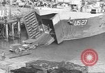 Image US Army véhicules étant chargé sur LSTs avant le jour J Falmouth Angleterre, 1944, de la seconde 23 séquences d'archives historiques vidéo 65675060406