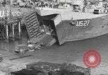 Image US Army véhicules étant chargé sur LSTs avant le jour J Falmouth Angleterre, 1944, de la seconde 24 séquences d'archives historiques vidéo 65675060406