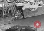 Image US Army véhicules étant chargé sur LSTs avant le jour J Falmouth Angleterre, 1944, de la seconde 27 séquences d'archives historiques vidéo 65675060406