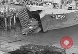Image US Army véhicules étant chargé sur LSTs avant le jour J Falmouth Angleterre, 1944, de la seconde 28 séquences d'archives historiques vidéo 65675060406