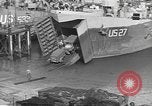 Image US Army véhicules étant chargé sur LSTs avant le jour J Falmouth Angleterre, 1944, de la seconde 30 séquences d'archives historiques vidéo 65675060406