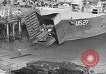 Image US Army véhicules étant chargé sur LSTs avant le jour J Falmouth Angleterre, 1944, de la seconde 31 séquences d'archives historiques vidéo 65675060406
