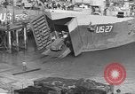 Image US Army véhicules étant chargé sur LSTs avant le jour J Falmouth Angleterre, 1944, de la seconde 32 séquences d'archives historiques vidéo 65675060406