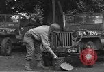 Image soldats des États-Unis installer un coupe-fil sur des jeeps Devon Angleterre, 1944, de la seconde 4 séquences d'archives historiques vidéo 65675060407