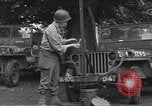 Image soldats des États-Unis installer un coupe-fil sur des jeeps Devon Angleterre, 1944, de la seconde 5 séquences d'archives historiques vidéo 65675060407