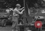 Image soldats des États-Unis installer un coupe-fil sur des jeeps Devon Angleterre, 1944, de la seconde 6 séquences d'archives historiques vidéo 65675060407