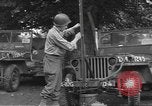 Image soldats des États-Unis installer un coupe-fil sur des jeeps Devon Angleterre, 1944, de la seconde 7 séquences d'archives historiques vidéo 65675060407