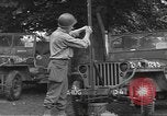Image soldats des États-Unis installer un coupe-fil sur des jeeps Devon Angleterre, 1944, de la seconde 8 séquences d'archives historiques vidéo 65675060407