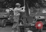 Image soldats des États-Unis installer un coupe-fil sur des jeeps Devon Angleterre, 1944, de la seconde 9 séquences d'archives historiques vidéo 65675060407
