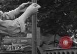 Image soldats des États-Unis installer un coupe-fil sur des jeeps Devon Angleterre, 1944, de la seconde 10 séquences d'archives historiques vidéo 65675060407