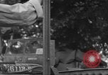 Image soldats des États-Unis installer un coupe-fil sur des jeeps Devon Angleterre, 1944, de la seconde 11 séquences d'archives historiques vidéo 65675060407