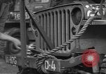 Image soldats des États-Unis installer un coupe-fil sur des jeeps Devon Angleterre, 1944, de la seconde 18 séquences d'archives historiques vidéo 65675060407