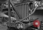 Image soldats des États-Unis installer un coupe-fil sur des jeeps Devon Angleterre, 1944, de la seconde 19 séquences d'archives historiques vidéo 65675060407