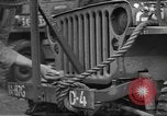 Image soldats des États-Unis installer un coupe-fil sur des jeeps Devon Angleterre, 1944, de la seconde 20 séquences d'archives historiques vidéo 65675060407