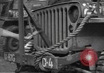 Image soldats des États-Unis installer un coupe-fil sur des jeeps Devon Angleterre, 1944, de la seconde 21 séquences d'archives historiques vidéo 65675060407