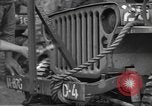 Image soldats des États-Unis installer un coupe-fil sur des jeeps Devon Angleterre, 1944, de la seconde 22 séquences d'archives historiques vidéo 65675060407