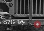 Image soldats des États-Unis installer un coupe-fil sur des jeeps Devon Angleterre, 1944, de la seconde 27 séquences d'archives historiques vidéo 65675060407