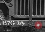 Image soldats des États-Unis installer un coupe-fil sur des jeeps Devon Angleterre, 1944, de la seconde 28 séquences d'archives historiques vidéo 65675060407