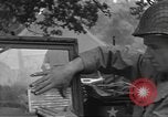 Image soldats des États-Unis installer un coupe-fil sur des jeeps Devon Angleterre, 1944, de la seconde 29 séquences d'archives historiques vidéo 65675060407