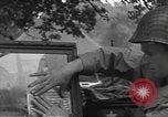 Image soldats des États-Unis installer un coupe-fil sur des jeeps Devon Angleterre, 1944, de la seconde 30 séquences d'archives historiques vidéo 65675060407