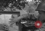 Image soldats des États-Unis installer un coupe-fil sur des jeeps Devon Angleterre, 1944, de la seconde 32 séquences d'archives historiques vidéo 65675060407