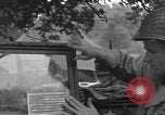 Image soldats des États-Unis installer un coupe-fil sur des jeeps Devon Angleterre, 1944, de la seconde 33 séquences d'archives historiques vidéo 65675060407