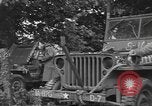 Image soldats des États-Unis installer un coupe-fil sur des jeeps Devon Angleterre, 1944, de la seconde 35 séquences d'archives historiques vidéo 65675060407