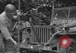 Image soldats des États-Unis installer un coupe-fil sur des jeeps Devon Angleterre, 1944, de la seconde 36 séquences d'archives historiques vidéo 65675060407