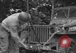 Image soldats des États-Unis installer un coupe-fil sur des jeeps Devon Angleterre, 1944, de la seconde 37 séquences d'archives historiques vidéo 65675060407