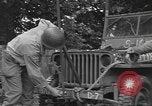 Image soldats des États-Unis installer un coupe-fil sur des jeeps Devon Angleterre, 1944, de la seconde 38 séquences d'archives historiques vidéo 65675060407