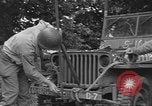 Image soldats des États-Unis installer un coupe-fil sur des jeeps Devon Angleterre, 1944, de la seconde 39 séquences d'archives historiques vidéo 65675060407