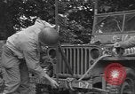 Image soldats des États-Unis installer un coupe-fil sur des jeeps Devon Angleterre, 1944, de la seconde 40 séquences d'archives historiques vidéo 65675060407
