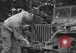 Image soldats des États-Unis installer un coupe-fil sur des jeeps Devon Angleterre, 1944, de la seconde 41 séquences d'archives historiques vidéo 65675060407