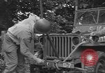 Image soldats des États-Unis installer un coupe-fil sur des jeeps Devon Angleterre, 1944, de la seconde 42 séquences d'archives historiques vidéo 65675060407