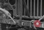 Image soldats des États-Unis installer un coupe-fil sur des jeeps Devon Angleterre, 1944, de la seconde 43 séquences d'archives historiques vidéo 65675060407