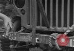 Image soldats des États-Unis installer un coupe-fil sur des jeeps Devon Angleterre, 1944, de la seconde 44 séquences d'archives historiques vidéo 65675060407