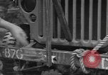 Image soldats des États-Unis installer un coupe-fil sur des jeeps Devon Angleterre, 1944, de la seconde 45 séquences d'archives historiques vidéo 65675060407